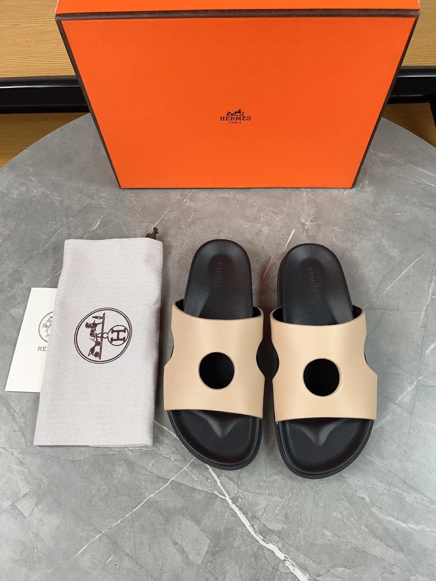 p400🐮🐮H family classic (couple style) Hermes Hermes spring and summer sandals series! Classic style, always popular slippers - sandals, great with any combination! ! ! Upper: imported PU inner lining: imported mixed sheepskin Outsole: Tpu non-slip and wear-resistant outsole Female size: 35-40 (customized at 41) Male size: 39-45 (customized at 39.45)